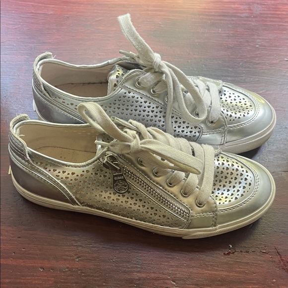 Guess Women Sz 7 Metallic Silver Perforated Sneakers - Picture 1 of 6